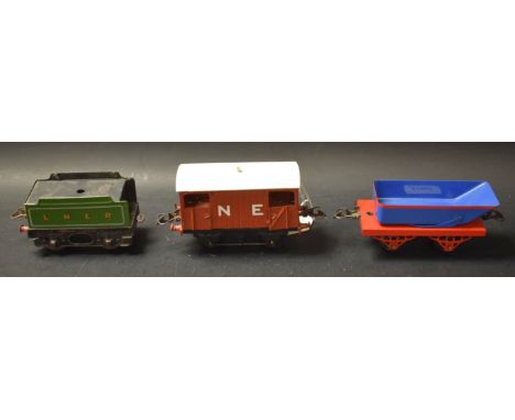 Hornby O gauge - a Revolving articulated tipper wagon, blue tipper bowl, red detailing, red base;  a L.N.E.R 0-4-0 tender, gr