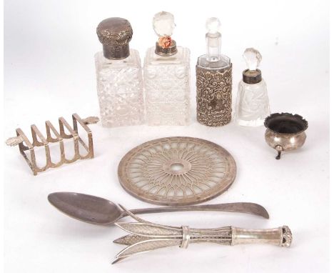 Mixed Lot: A George V silver mounted teapot stand or coaster, the circular glass is overlaid with a geometric design and silv