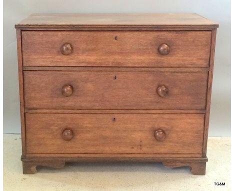 A Victorian oak 3 drawer chest of drawers on bracket feet and round wood handles 80 x 98 x 52cm