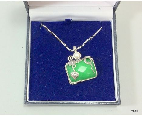 A silver and jade pendant necklace 