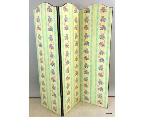 A bedroom dressing screen