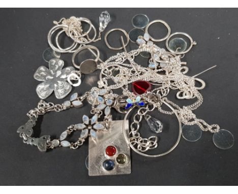BAG OF VARIOUS MIXED SILVER JEWELLERY INCLUDES NECKLACE, RINGS AND PENDANT ETC GROSS WEIGHT 122G
