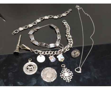 TRAY CONTAINING MISCELLANEOUS SILVER ITEMS INCLUDING BRACELETS, SWIMMING BADGE, PENDANTS AND HEART PENDANT ON CHAIN 77G