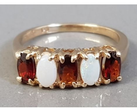 10CT YELLOW GOLD FIVE STONE GARNET AND OPAL RING 3G SIZE O