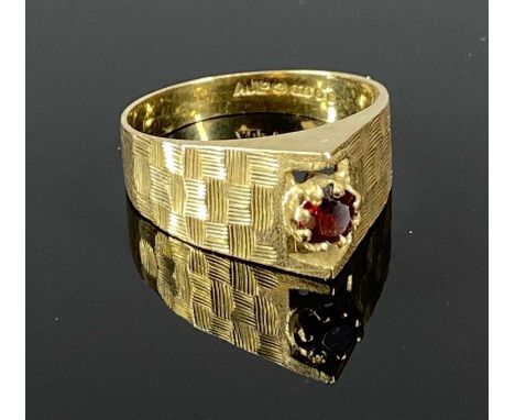 9CT GOLD GENTS SIGNET RING, set with garnet, size P, 3.7gmsProvenance: private collection Ynys Mon 