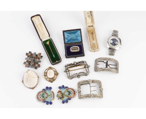 A collection of antique and later jewellery, to include a Victorian conch shell cameo brooch, the oval cameo carved to depict