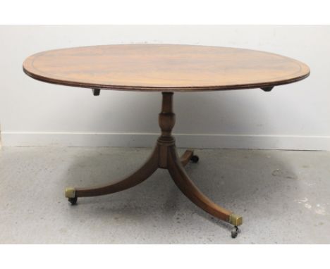 19TH CENTURY MAHOGANY OVAL CROSS BANDED AND EBONY STRUNG PEDESTAL DINING TABLE, the top with reeded edge on gun barrel shaped