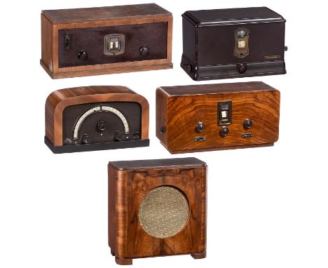 4 Röhrenradios und 1 Lautsprecher1) Owin E11W, 1930, 5 Röhren, Langwelle und Mittelwelle, 90-240 Volt Wechselstrom, Holzgehäu