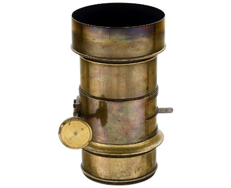 Petzval-Portraitoptik, um 1864Unbezeichnet, aber sicherlich von Darlot. Messingoptik, Höhe mit Sonnenblende 21 cm, Glas der F