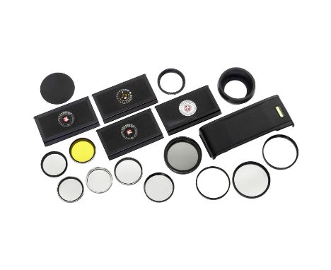 Zubehör für Leica M und Leica RLeitz. 1-4) Rückwände für Leica M3/M5. - 5) Gelbfilter E36. - 6-8) Verschiedene UVa-Filter E39