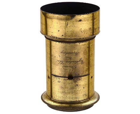 Voigtländer-Portraitoptik, um 1880Voigtländer, Braunschweig. Nr. 21423, Messing, Höhe mit Sonnenblende 23,5 cm, Glas der Fron