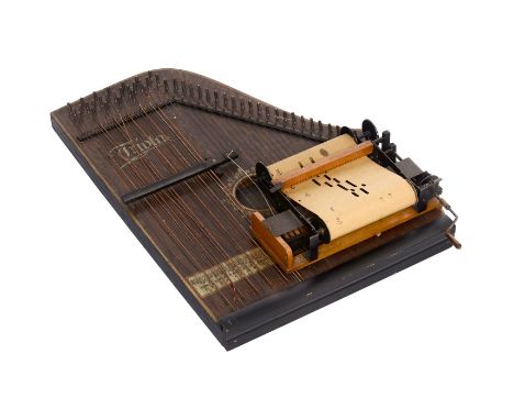 Selbstspielende Zither "Triola", ab 1919Hersteller: Paul Riessner. Mechanische Zither für 25-tonige Rollen. Die Baßtöne werde