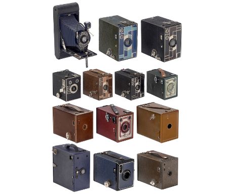 13 bunte Rollfilm-Kameras1) Ensign Camera No. E29, blau, mit Teil des Original-Karton. - 2-3) No. 2 Beau Brownie in Hellbraun