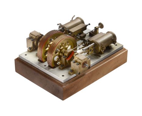 Modell einer Textilfabrikmaschine aus den 1860er Jahren, um 1960Zweizylinder-Dampfmaschine, hergestellt aus Messing und Stahl