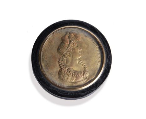 Papier mache snuff box with a medallion under glass depicting M.T.C. Duchesse D'Angouleme, 9cm Condition: some damage, crazin