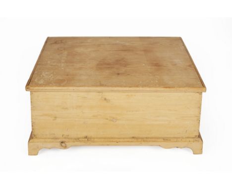 Pine small trunk/coffer 73cm wide, 48cm deep, 33cm high Condition: some wear and stains, old wormholes and cracks