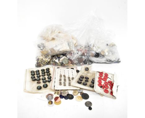 A large quantity of early/mid-20th century vintage buttons to include mother of pearl examples, and buttons of various shapes