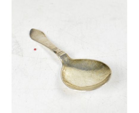 GEORG JENSEN; a silver caddy spoon with planished bowl and geometric motif to stem, marks to reverse, dated 1926, approx 0.8o