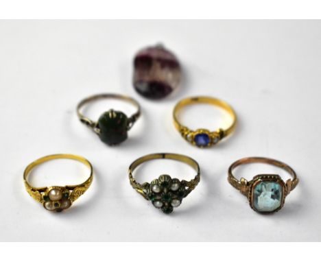 Five fashion rings comprising a 9ct ring with centred blue stone flanked by tiny seed pearl, size O, approx 1.5g, a yellow me