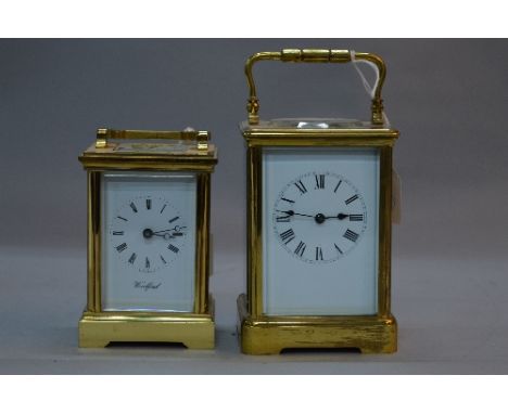 AN EARLY 20TH CENTURY BRASS CASED CARRIAGE CLOCK, white enamel dial, Roman numerals, gong strike, height to top of handle app