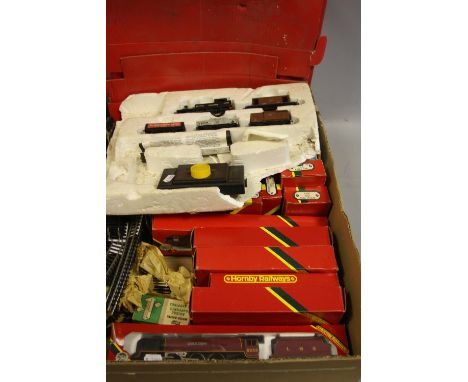 A QUANTITY OF BOXED AND UNBOXED OO GAUGE MODEL RAILWAYS, to include boxed Hornby Duchess Class Locomotive 'Duchess of Sutherl