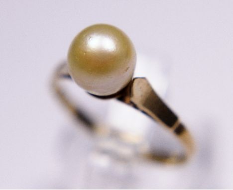 9ct gold freshwater pearl set ring, size L  2.2g