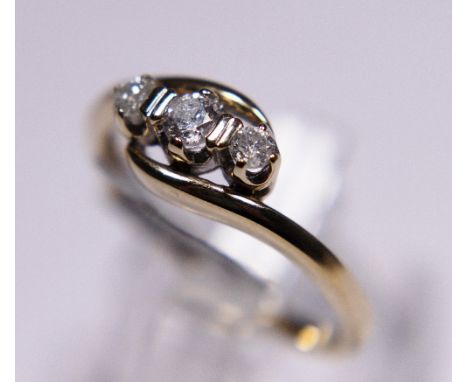 9ct gold three stone diamond ring, 0.25ct