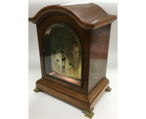 An oak cased 8 day mantle clock with an arch top, approx 37.5cm x 30cm x 21cm.