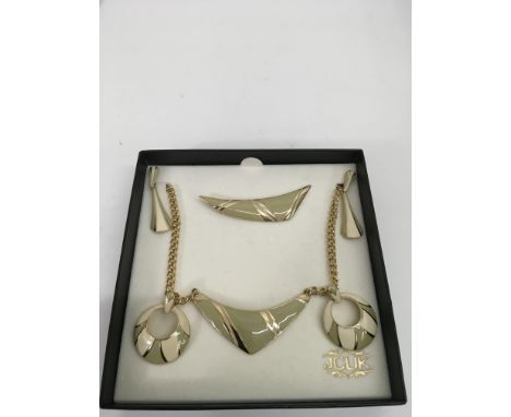 A vintage necklace, brooch and earring set