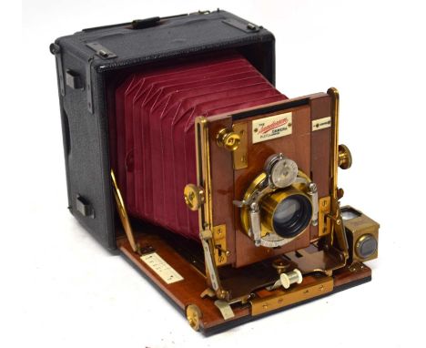 A RARE C1910 SANDERSON FIELD CAMERA COMPLETE WITH LEATHER CARRY CASE, INSTRUCTION MANUAL AND PLATES