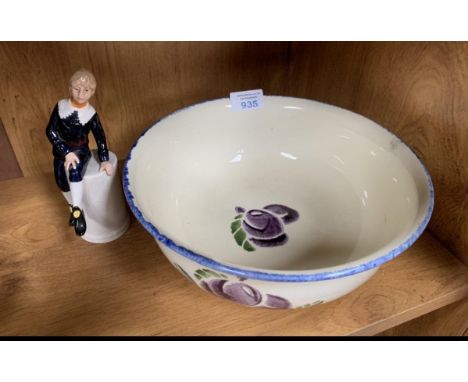 A POOLE POTTERY CERAMIC FRUIT BOWL TOGETHER WITH ROYAL DOULTON 'LITTLE LORD FONTLEROY' FIGURE (SECOND) (2) 