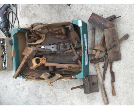 A QUANTITY OF VINTAGE TOOLS TO INCLUDE A STANLEY PLANE, FURTHER PLANES, SAWS, MALLET ETC 