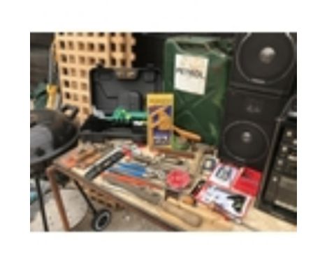 A LARGE COLLECTION OF TOOLS TO INCLUDE A GARDENLINE CORDLESS SMALL HEDGE TRIMMER, A METAL PETROL CAN, HAMMER, DRILL BITS, G C