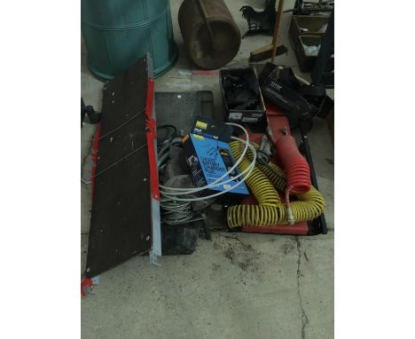 A MIXED LOT OF GARAGE EQUIPTMENT TO INCLUDE UNDER CAR ROLLER BOARDS,MOTORSPORT SAFETY HARNESSES, BATTERY CHARGER, PIPES, ETC 