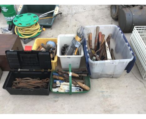 A MIXED LOT OF TOOLS TO INCLUDE SPANNERS, SHEARS, GATE HINGES, FILES, TROWELS ETC 