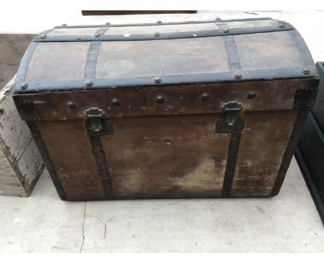 A VINTAGE WOODEN TRUNK WITH METAL STRAPPING (HANDLES A/F) 