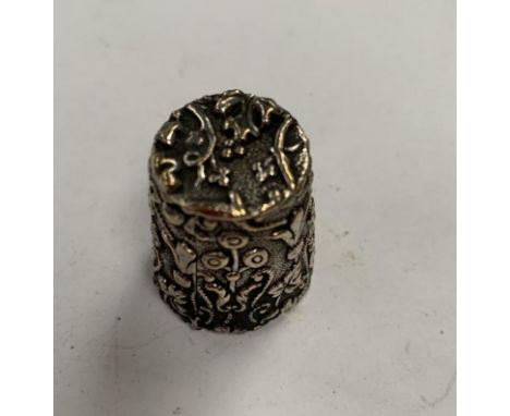 A SMALL ORNATE SILVER THIMBLE 