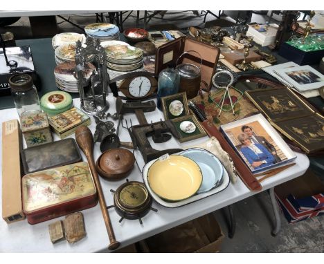 A MIXED COLLECTION OF METAL TINS, MANTLE CLOCK, CERAMIC BOWLS ETC 