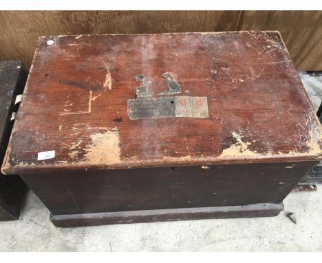 A VINTAGE WOODEN CHEST 80CM X 49CM X 43CM 
