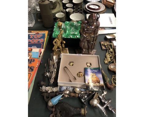 A MIXED GROUP OF ITEMS TO INCLUDE CAST KNIGHT COMPANION SET, HUNTING WHISKY GLASS SET ETC 