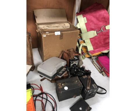 A MIXED COLLECTION OF VINTAGE CAMERAS, TOGETHER WITH A EUMIG PROJECTOR ETC 
