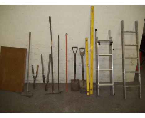 A SELECTION OF GARDEN TOOLS TO INCLUDE LADDERS AND A PASTE TABLE