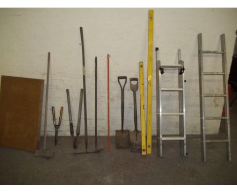 A SELECTION OF GARDEN TOOLS TO INCLUDE LADDERS AND A PASTE TABLE