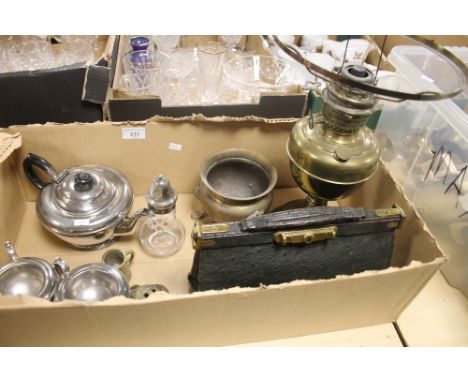 A BOX OF METALWARE TO INCLUDE AN OIL LAMP ETC