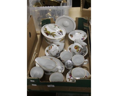 A TRAY OF ROYAL WORCESTER EVESHAM TEA/DINNER WARE 