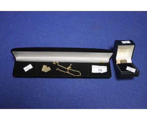 A GOLD T BAR CHAIN AND A PAIR OF CUFFLINKS