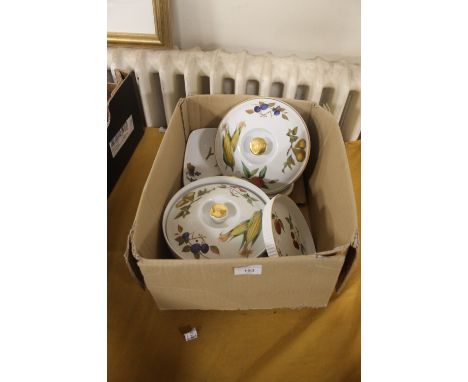 A QUANTITY OF ROYAL WORCESTER DINNERWARE