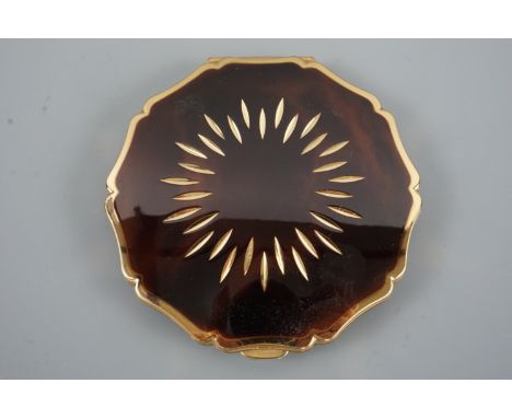 A Stratton powder compact, fancy rose shaped, tortoiseshell-lacquered and star-burst "cut"
