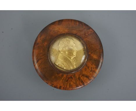An early 19th Century burr wood snuff box bearing an inset relief portrait of General le Marquis de La Fayette [Marie-Joseph 