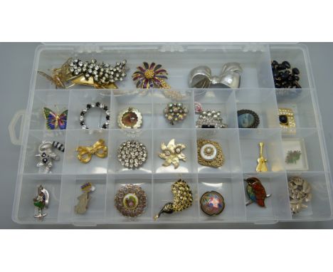 A collection of vintage brooches 